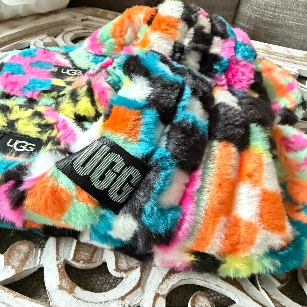 UGG Fuzzy Slippers Shoes Slides Women’s 8 - Picture 3 of 9